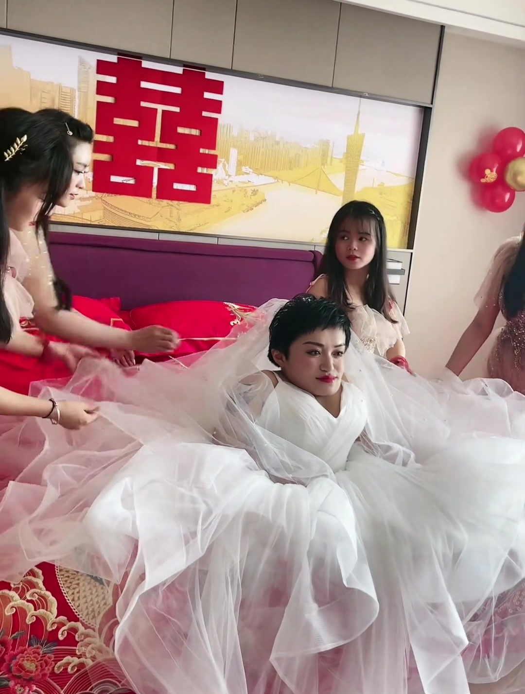 李喜梅在婚房里准备就绪等待新郎大双的到来