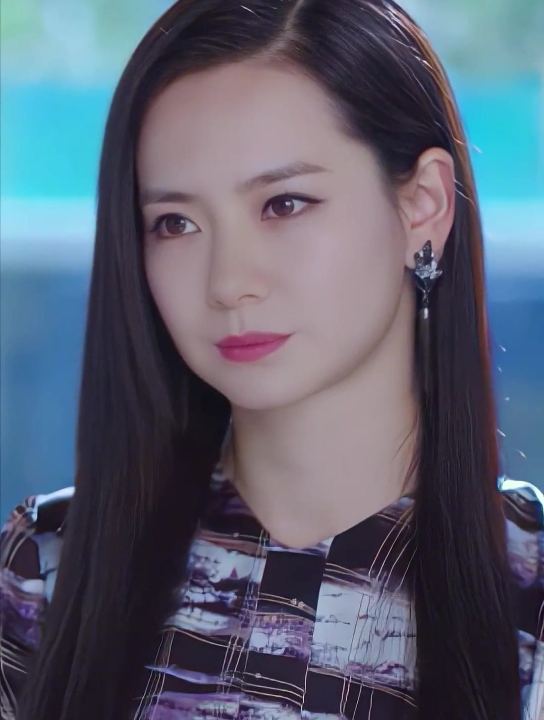 戚薇颜值回春,摘下美瞳也好看,但穿的礼服却暴露了致命缺点