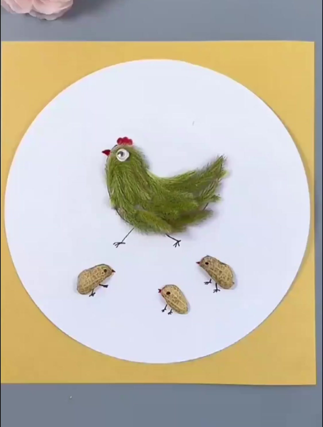 用狗尾巴草和花生壳做一副好看的母鸡和小鸡创意贴画!陪孩子试试
