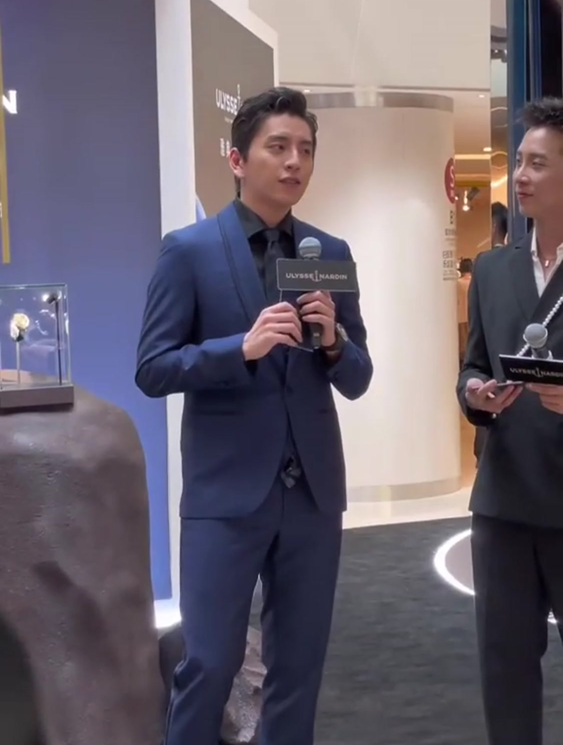 王大陆身穿蓝色西装套装绅士气质十足超有型