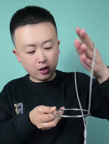 魔术揭秘:铁环套铁链,你看懂了吗?-度小视