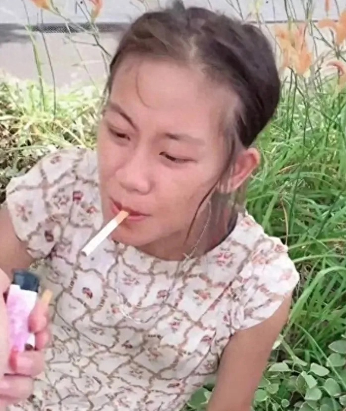 深圳街头流浪女,有人说要养她,她笑了,别以为我不知道你想什么