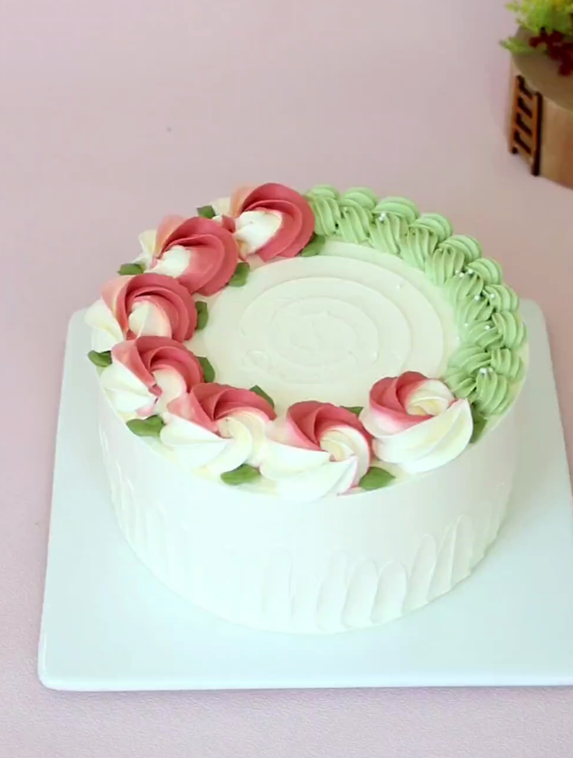 双色玫瑰花奶油蛋糕