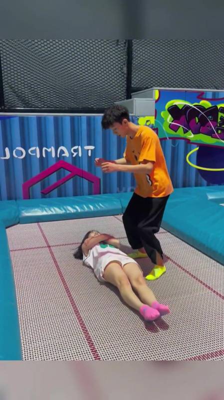 小姐姐玩蹦床深藏不漏,小哥表情都变了,网友:这剪刀腿厉害啊-度小视