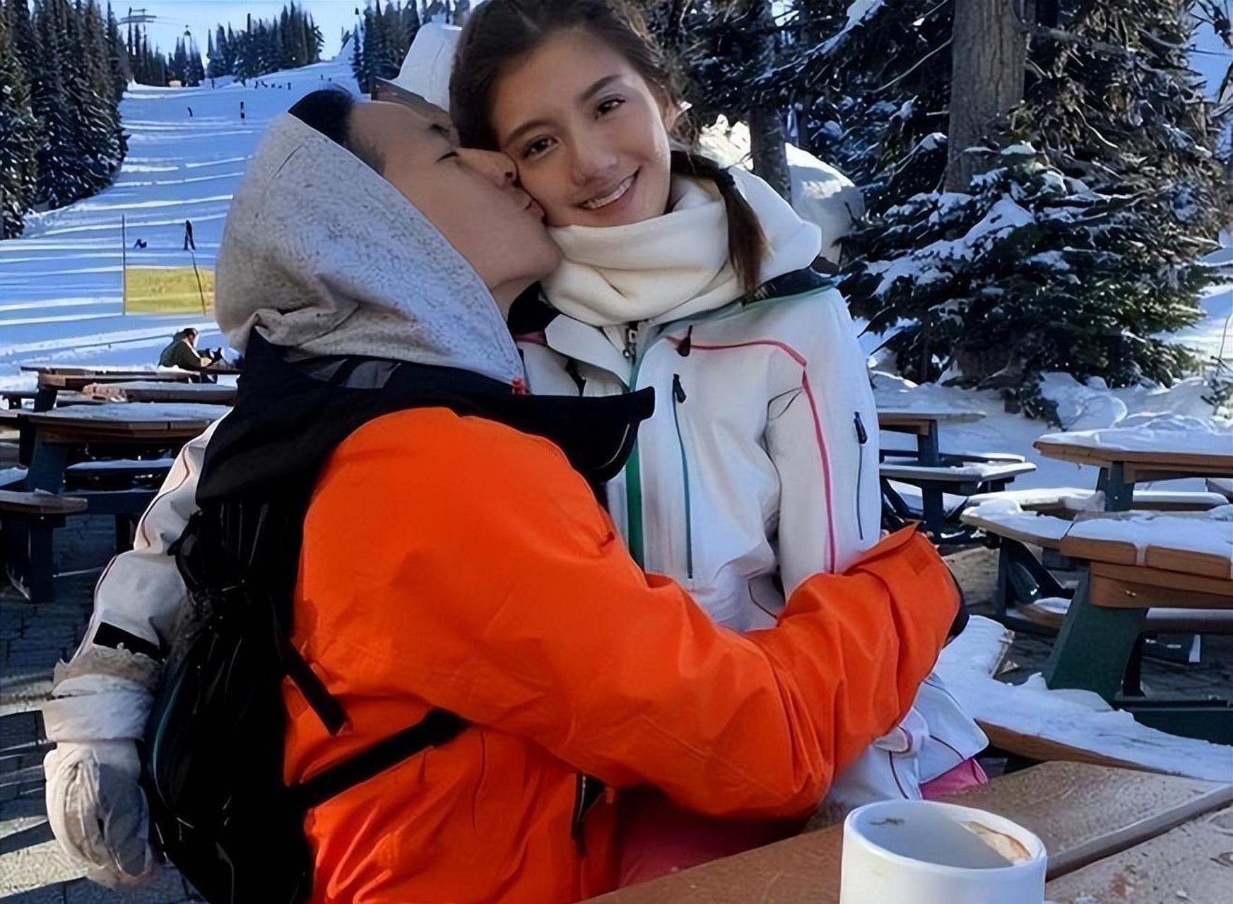 吴千语与富三代男友施伯雄一同装饰圣诞树,氛围温馨甜蜜.