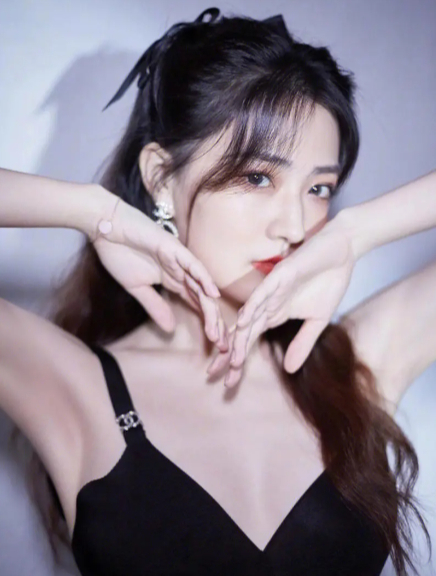 徐璐"蹦床"忘记穿短裤,张开双腿一瞬间,幸亏节目组及时救场!