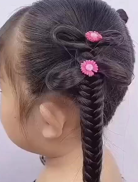 侧面蜻蜓发型这样编一下就让宝宝开心到起飞