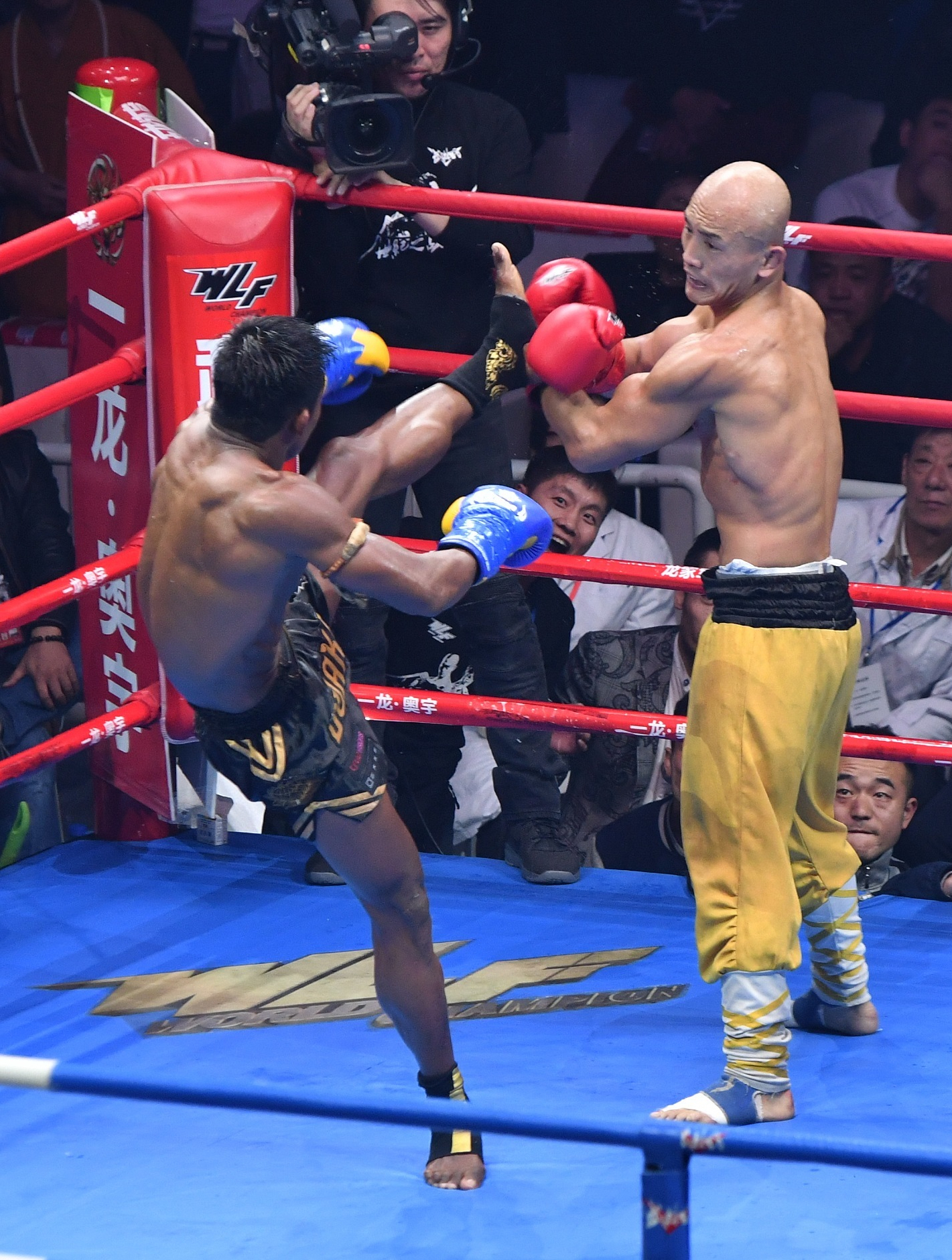 一龙居然被读秒了,起身后的一龙表情突变,真当中国功夫是吃素的-度小