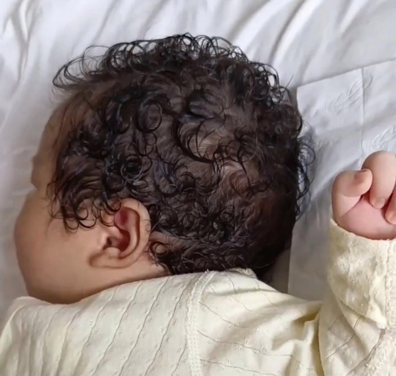 可爱宝宝,天生泡面头.真正的自来卷!祝健康平安!