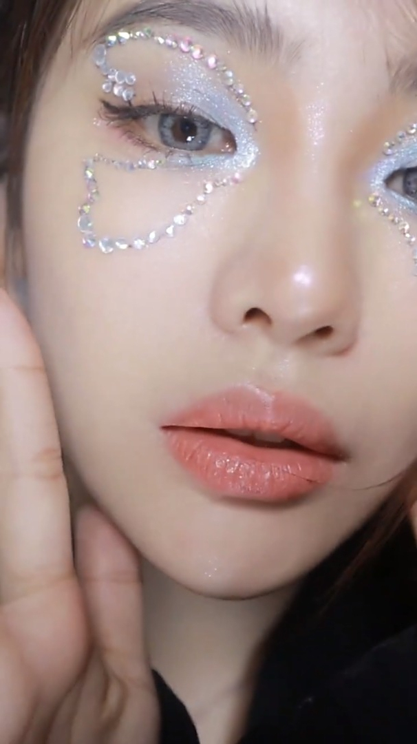 这个爆钻蝴蝶妆好绝 贴到手软的超闪妆容