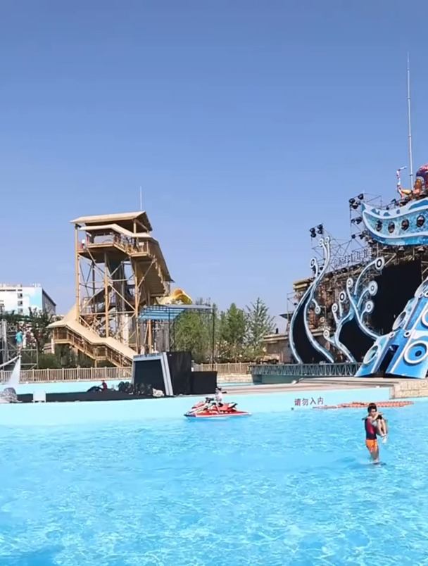 水上乐园的水上飞人,眼前一幕看愣了,小伙子真幸福!
