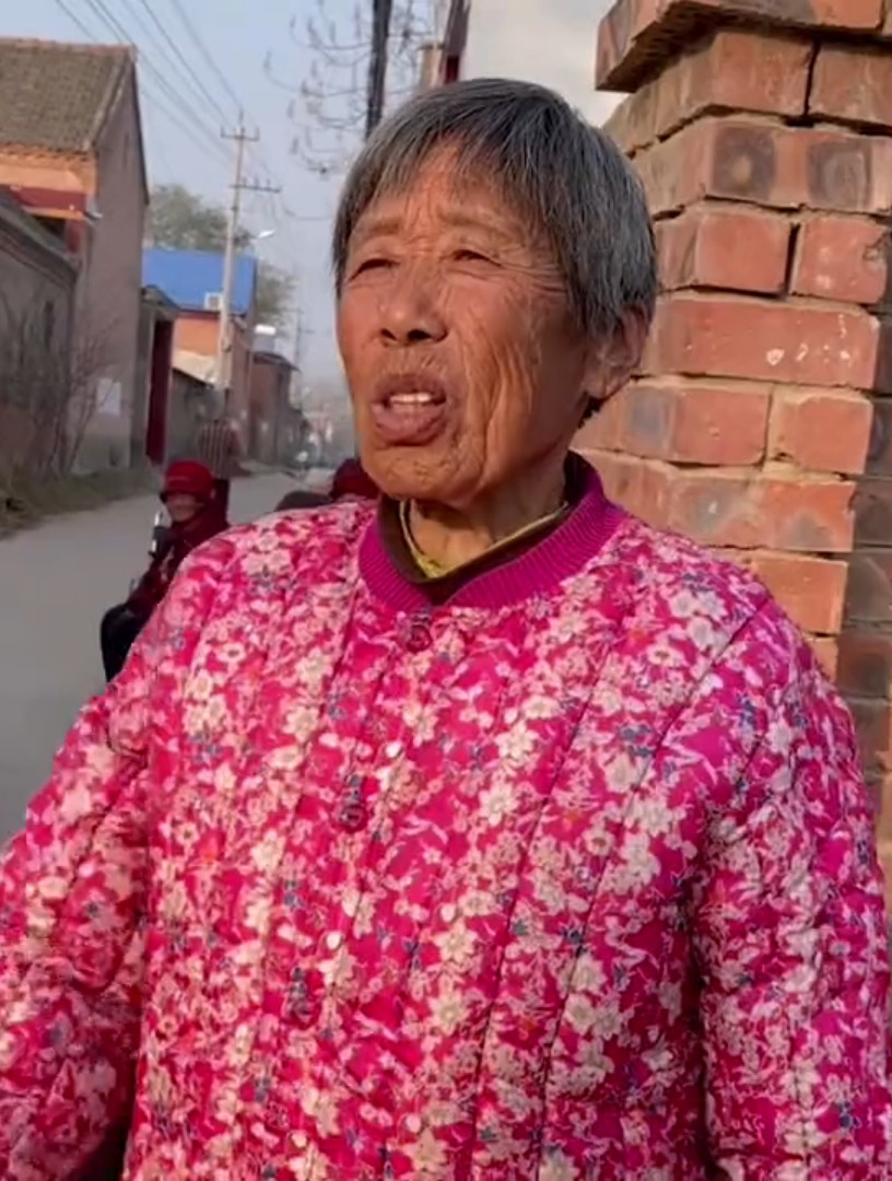 盘点村里的扛把子,自恋又膨胀,村里大妈都看不下去了