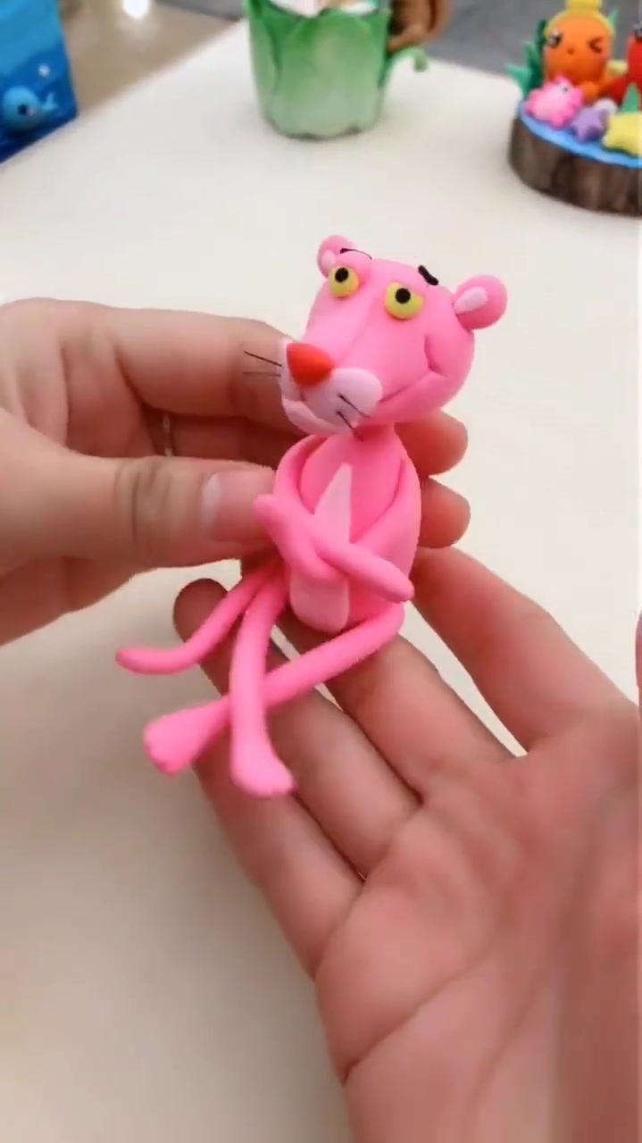 粉红豹粘土教程,这个难度系数有一点高,大家要耐心制作噢-度小视