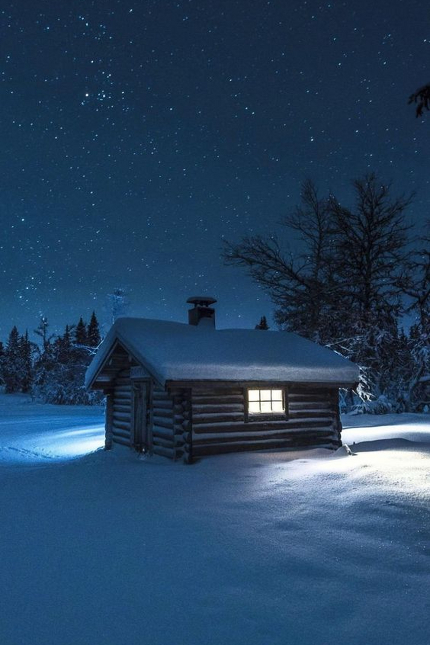 冰雪覆盖下的小屋