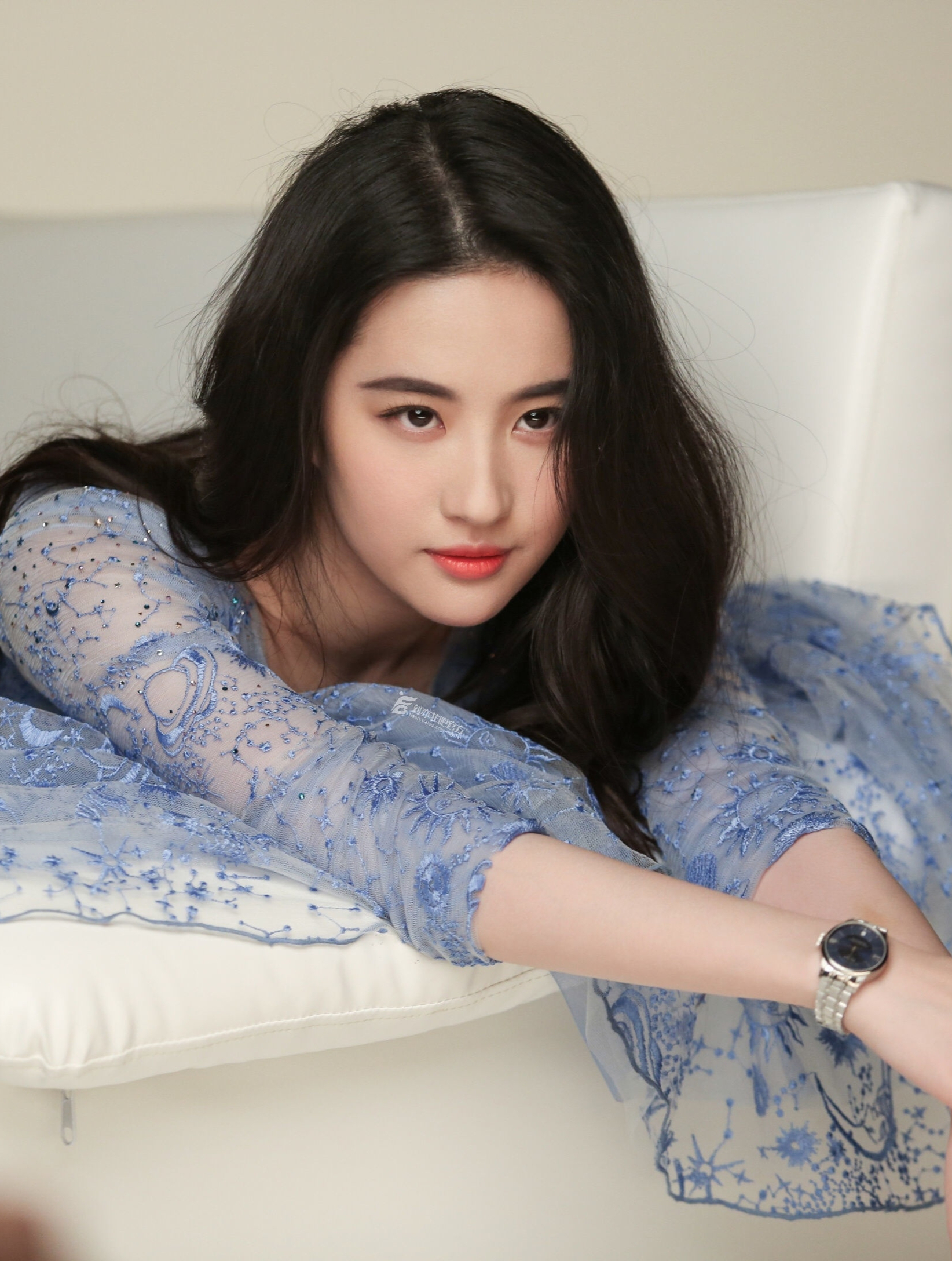 女明星防露各有妙招,刘亦菲头发挡重点,杨幂高难度麻花坐-度小视