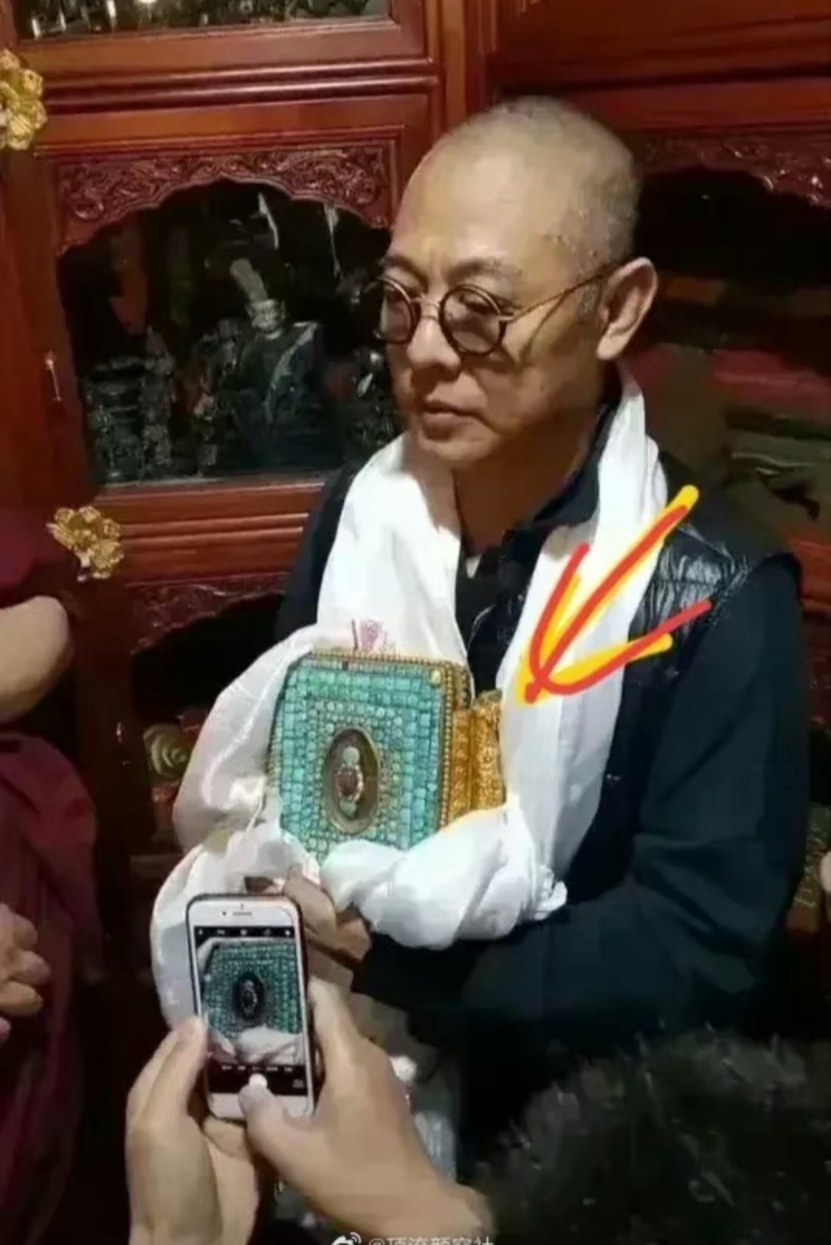 60歲李連杰現身佛寺,兩眼空洞,表情古怪,精氣神彷彿被