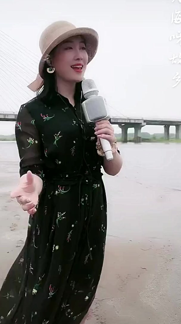 美女歌手醉儿海边直播唱歌,欢迎大家观看-度小视