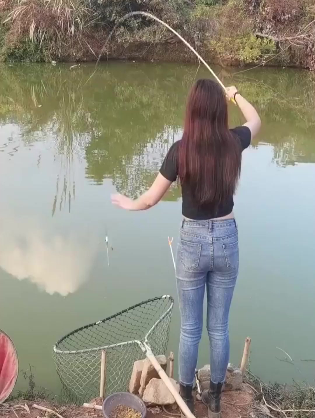 小姐姐户外垂钓,都不知道该看美女,还是看钓鱼了!