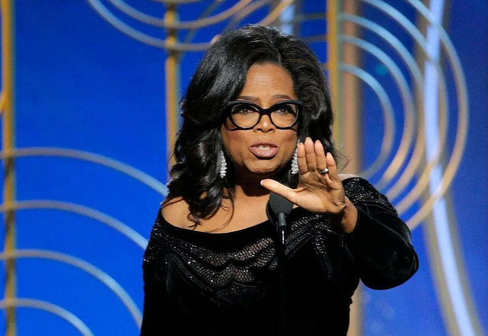 奥普拉·温弗瑞出生在美国南部的一个州里,她的家境很贫穷,她的母亲不