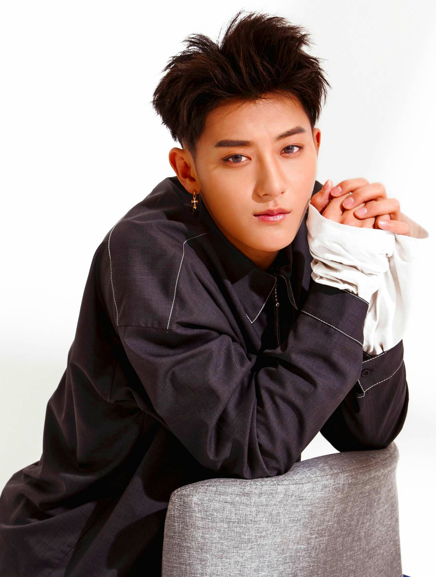 暴躁富豪黄子韬,百亿身价赶超王校长,随手一指都是自家产业 5