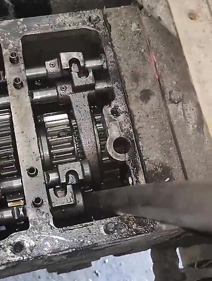 雷沃变速箱拖拉机变速箱高档挂不上咔咔响,我用最省米的方法修理-度小