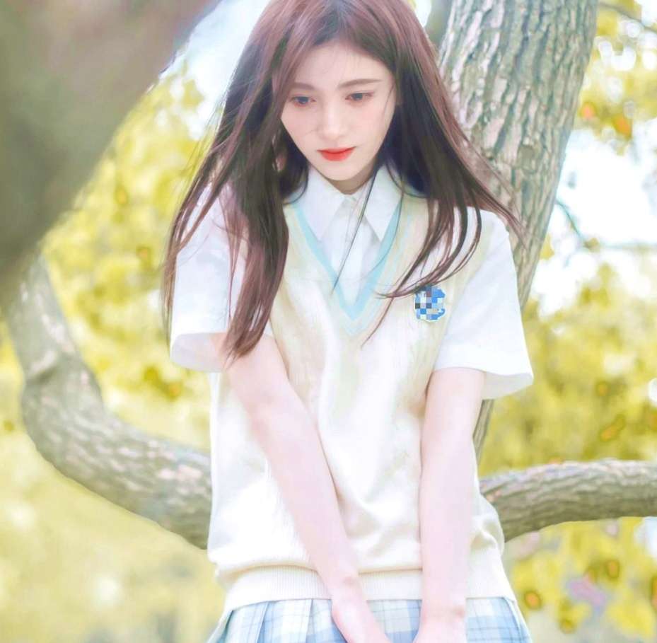 鞠婧祎为了扮嫩费尽心思,专门学习00后穿jk制服,大胆秀出漫画腿