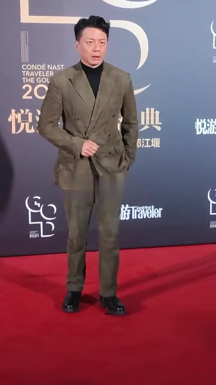 段奕宏身穿卡其色西装精神倍棒,有点想看段叔演偶像剧是什么感觉,一