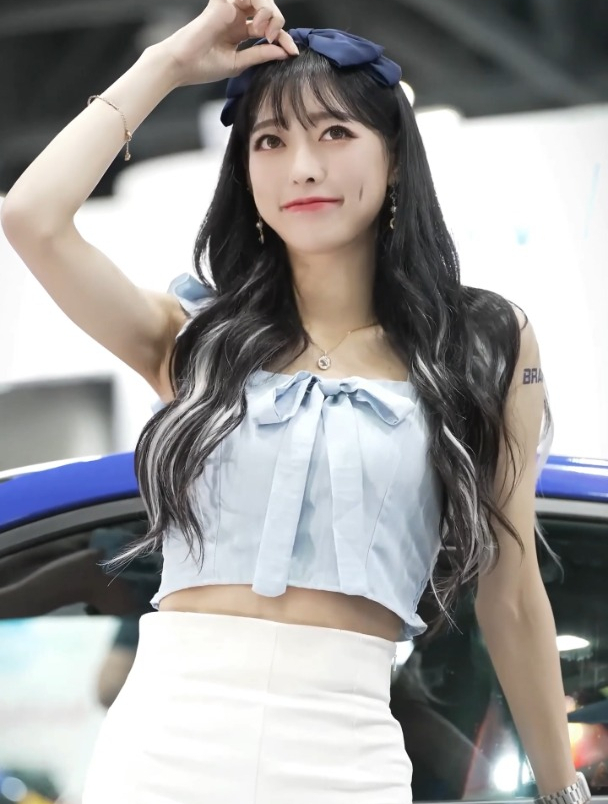 时尚车模郑雅拉,小鸟依人,动若脱兔