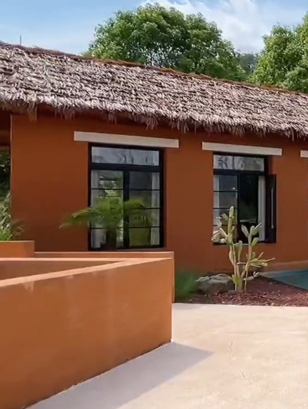 蓝天白云,流水潺潺,依山傍水的夯土房子,向往的田园生活