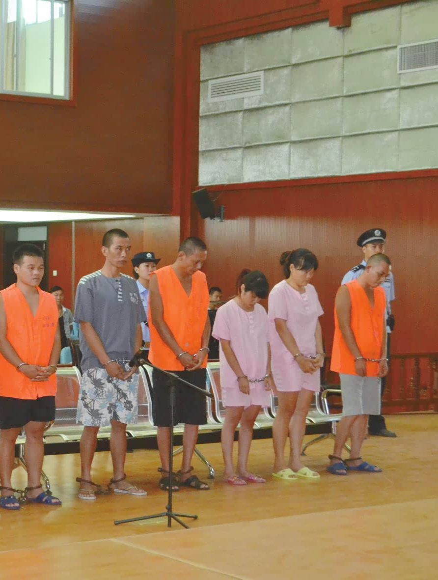 2014年,广西凭祥公审大会现场,19岁女生贩毒被当众判刑