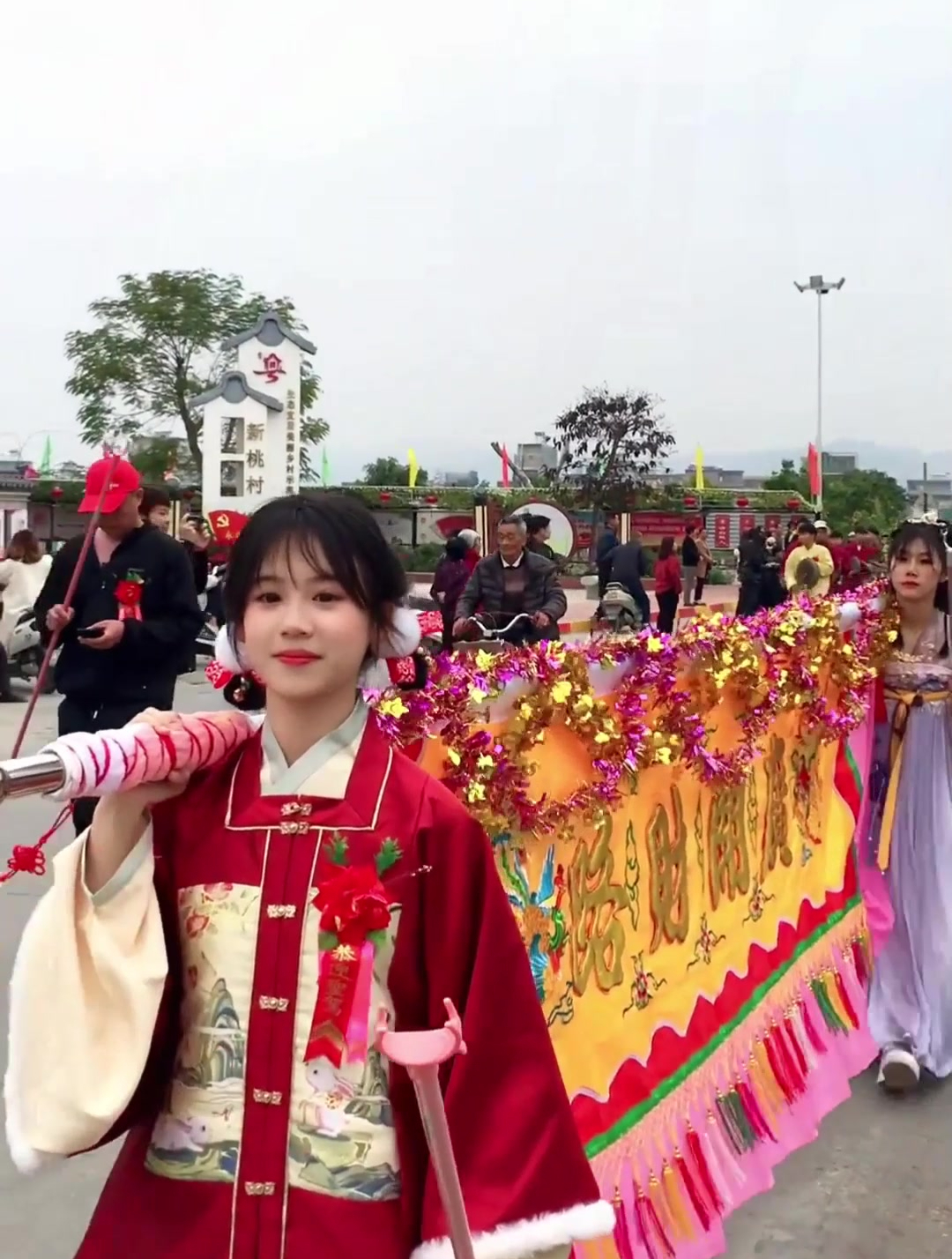 潮汕民俗文化,扛标旗的汉服美女,笑起来真好看