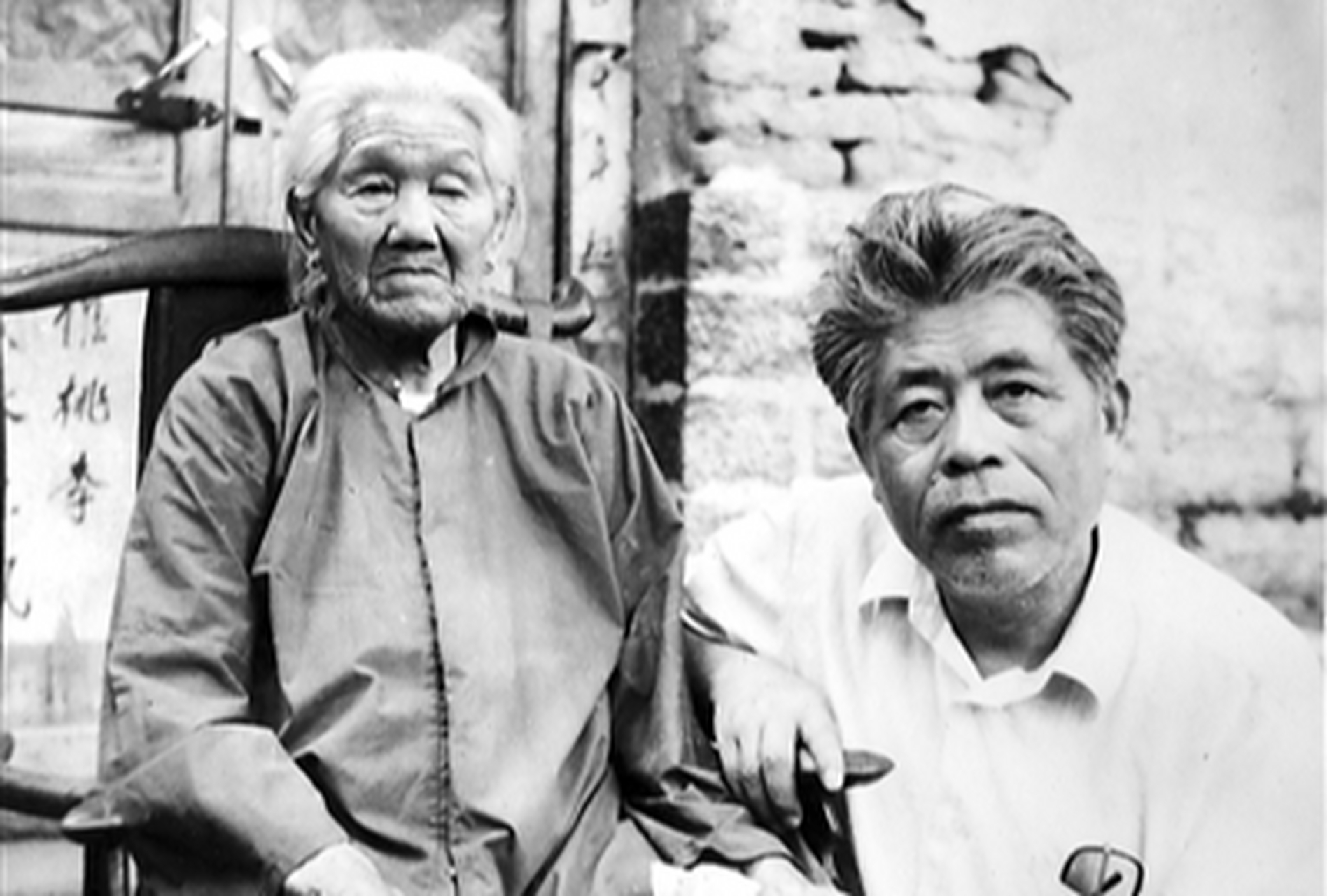 1941年,勇士白铁华遭遇被囚禁,敌人用尽酷刑,身心饱受