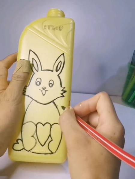 用饮料瓶做小兔子笔筒图片