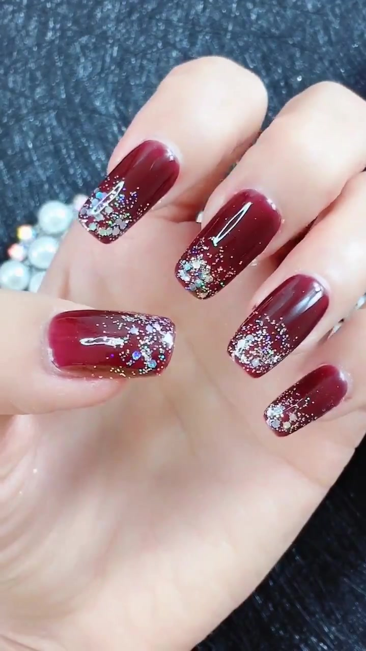 显白又大气的新年美甲来啦