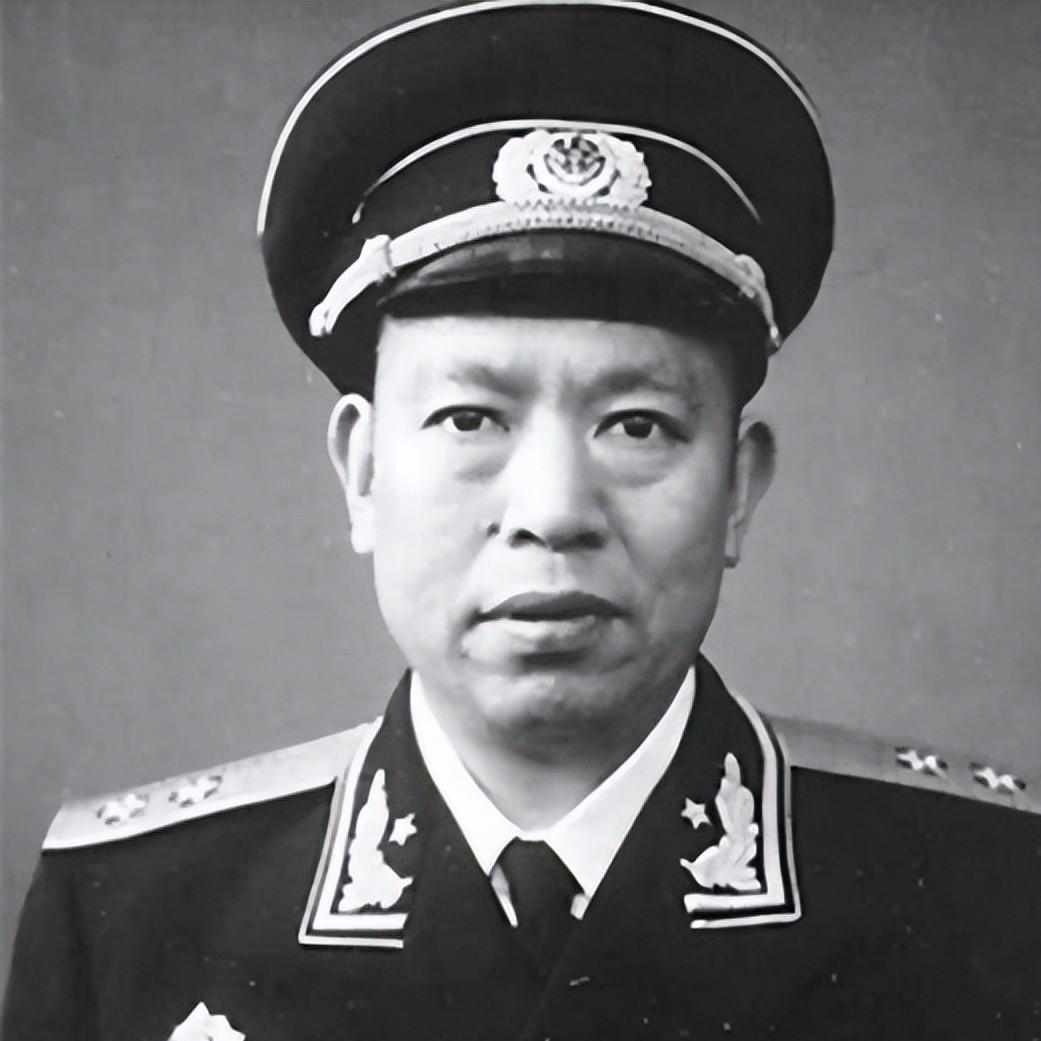 他是开国中将的儿子在2002年被授中将军衔仅过了一年就遭降职