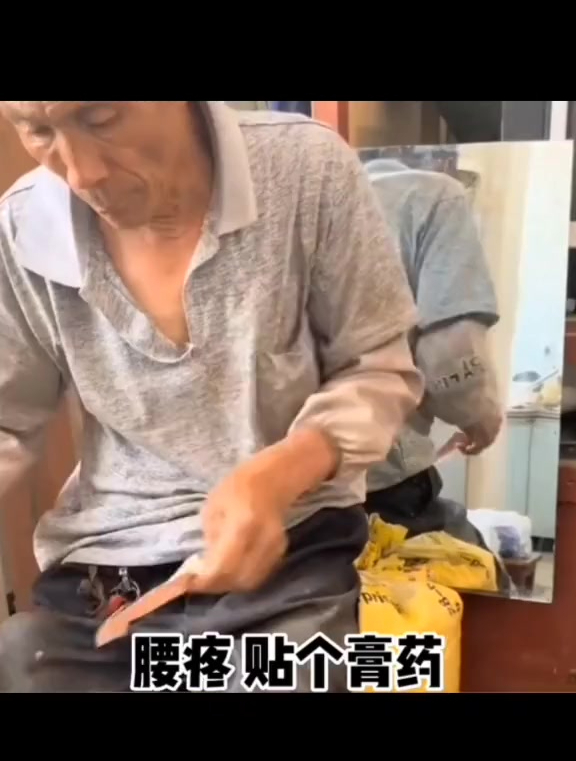 对着镜子贴狗皮膏药,结果太搞笑了-度小视