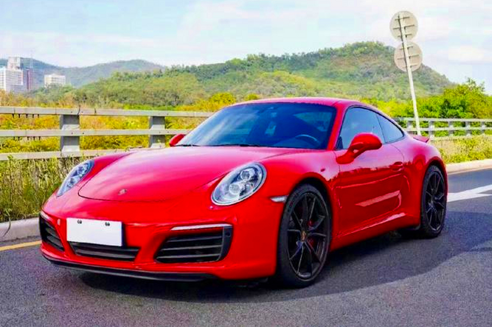 保时捷911,法拉利458和兰博基尼huracan都是备受赞誉的红色跑车,它们