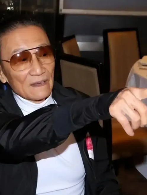 谢贤70岁花光自己所有积蓄?全靠谢霆锋施舍,难怪85岁还拍戏5-度小视