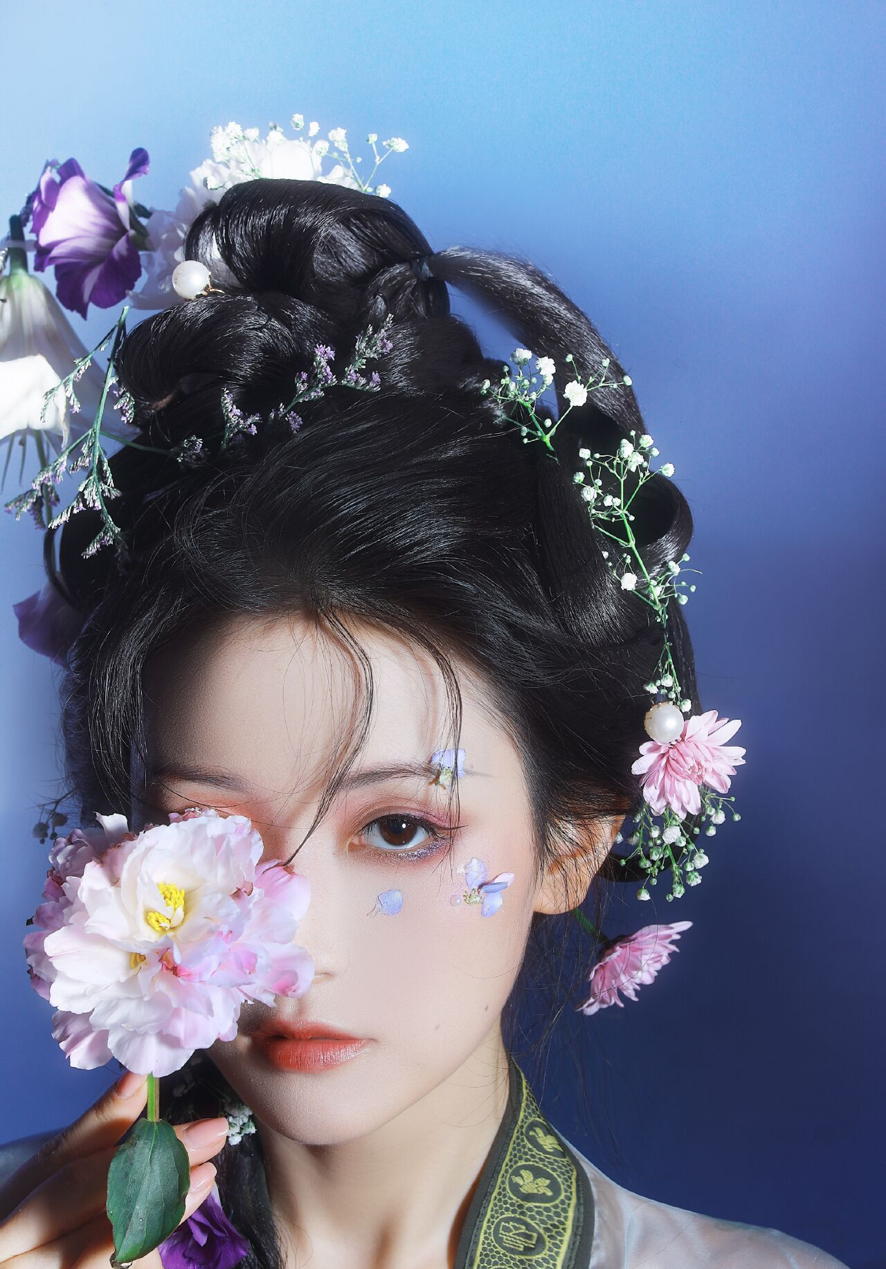 汉服妆容有多惊艳?看看这位同袍的"花瓣妆",路人也会被美到