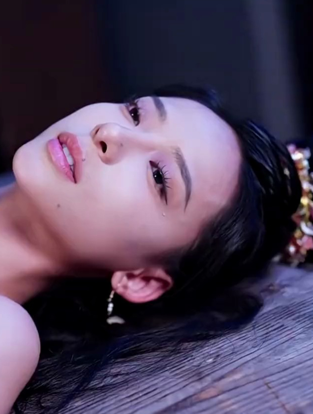 遭背叛的美女自尽身亡!