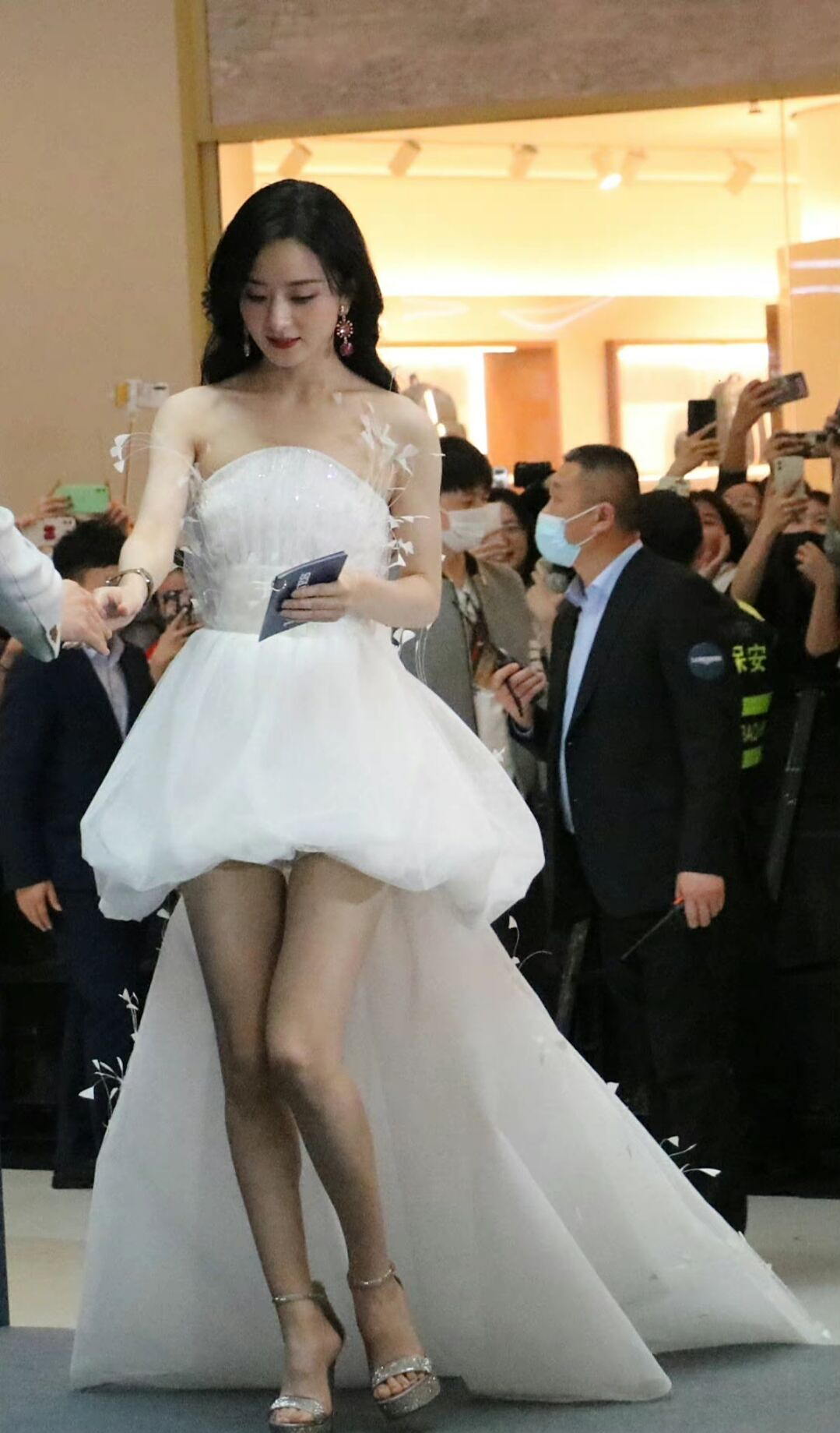 总有人说赵丽颖"腿短"?看了她的生图后,明明比例挺好的啊