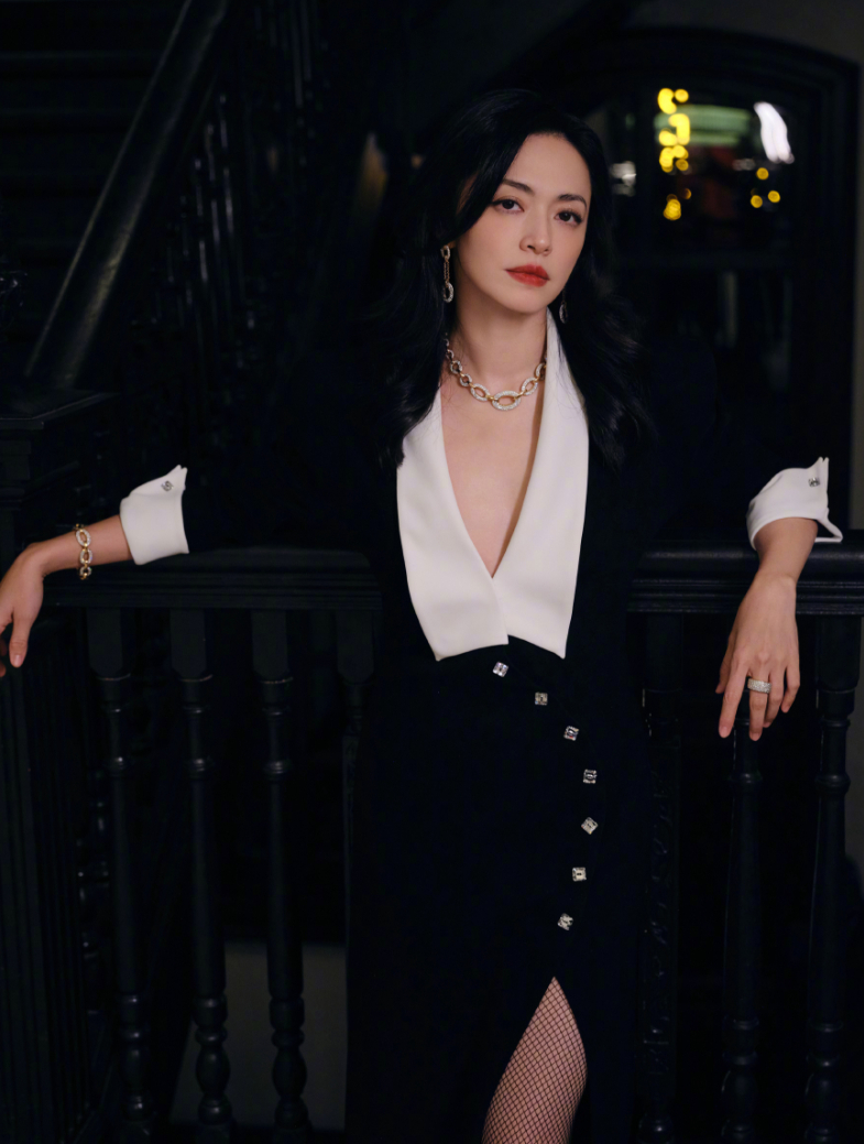 姚晨时尚写真黑白双色服装搭配干净利索稍微带点严肃感