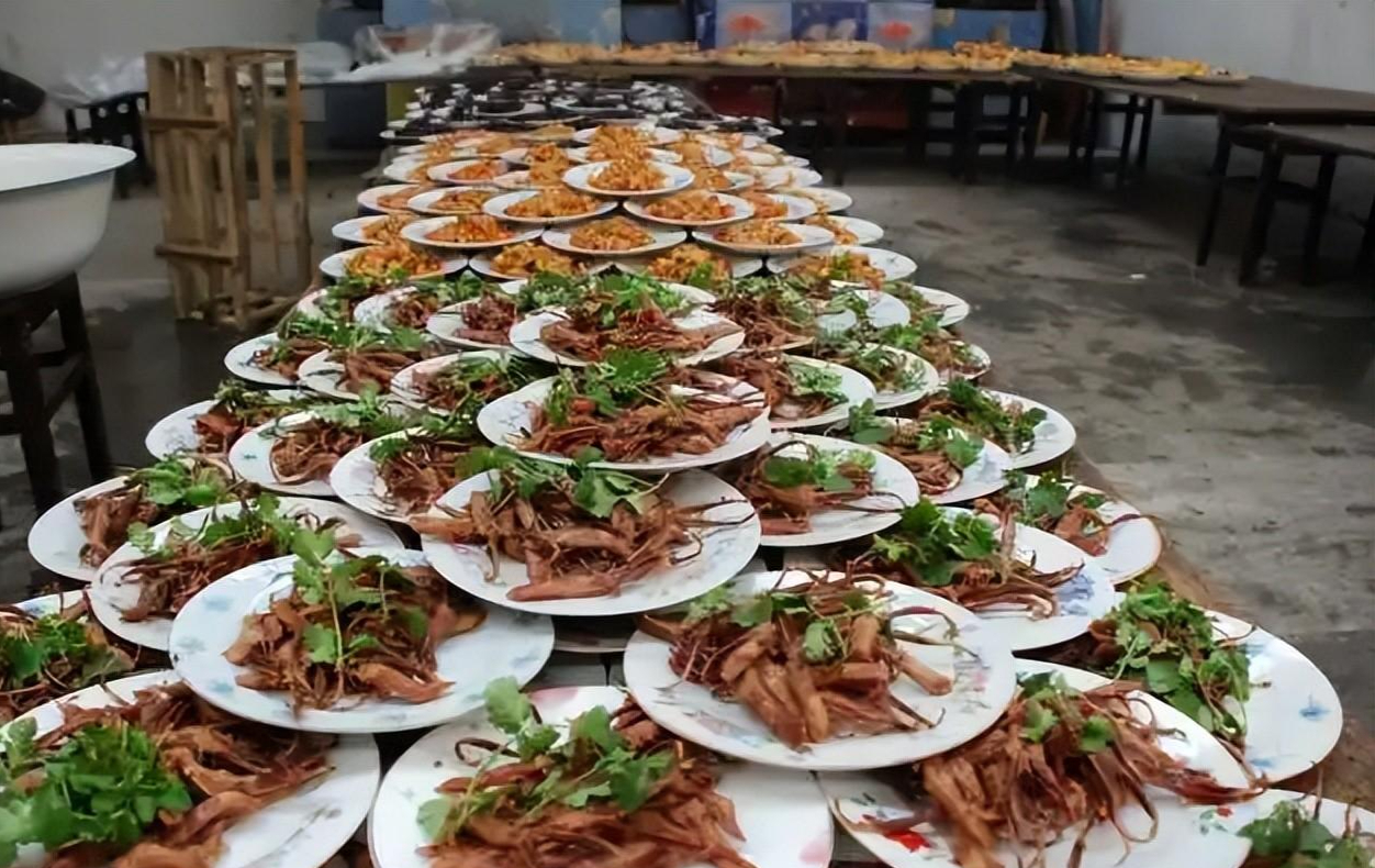 福建农村婚宴酒席,佛跳墙都只是开胃菜,看到酒更加不淡定,豪气