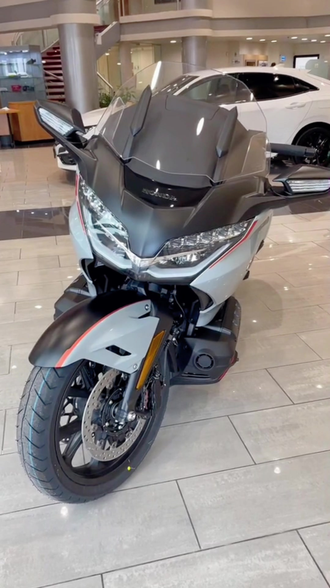 价值40万的本田金翼机车,是男人,再穷也要提一辆!