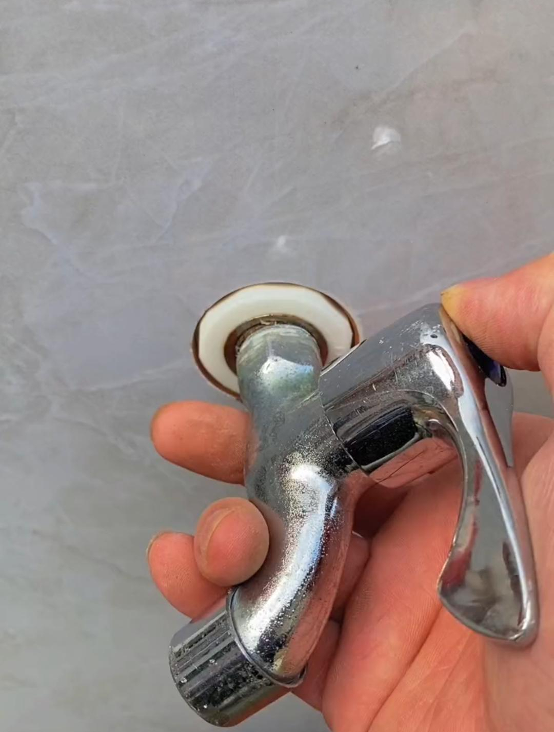 家装水电 水龙头 水龙头断在内牙里面 一招轻松解决