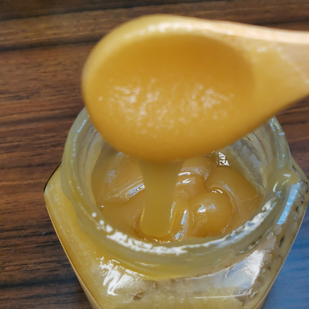 91 这瓶蜂蜜是由野生蜂群采集的花蜜94,不含任何添加剂和防腐剂