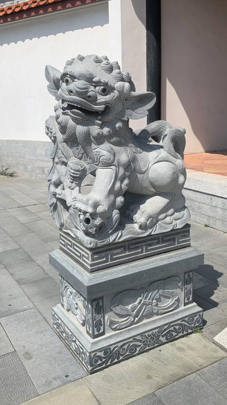 石雕献钱狮生产厂家 雕刻寺院门口石雕石狮子一对