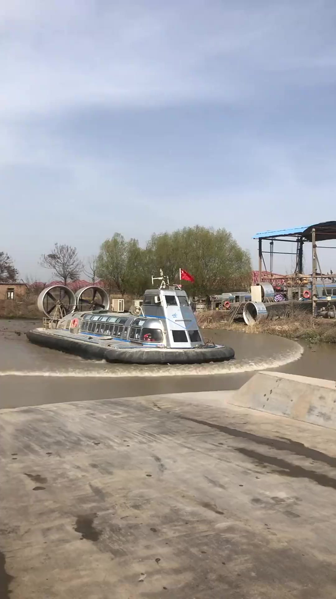 黄河渡口的船,这大风扇真带劲,我还没见过这样的船呢?