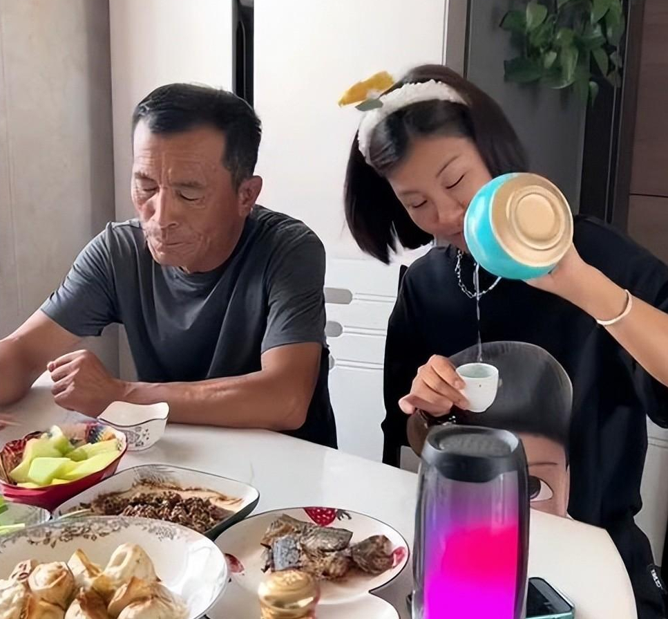 东北小黑姐:清唱界扛把子,酒后魔性翻唱吸粉千万,35岁无人敢娶