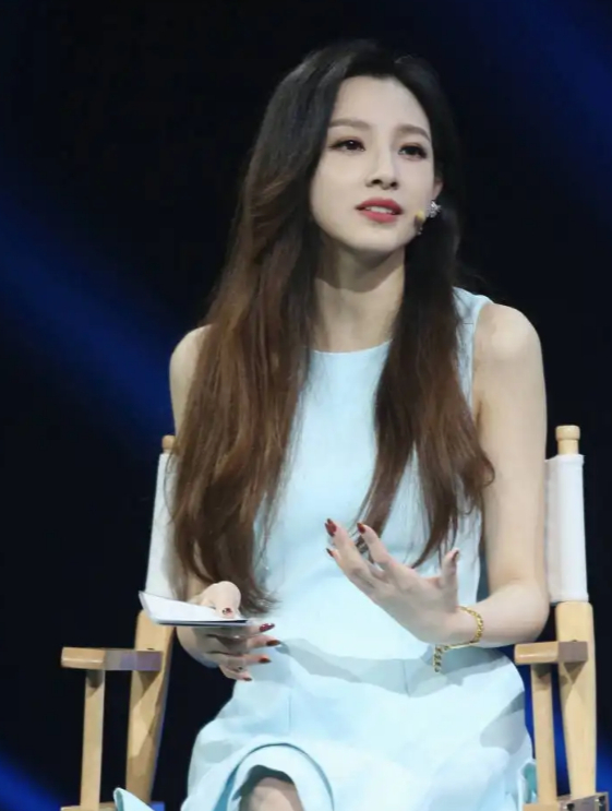 央视足球女神马凡舒参加选美泳裤纽扣崩开淡定走完全程1